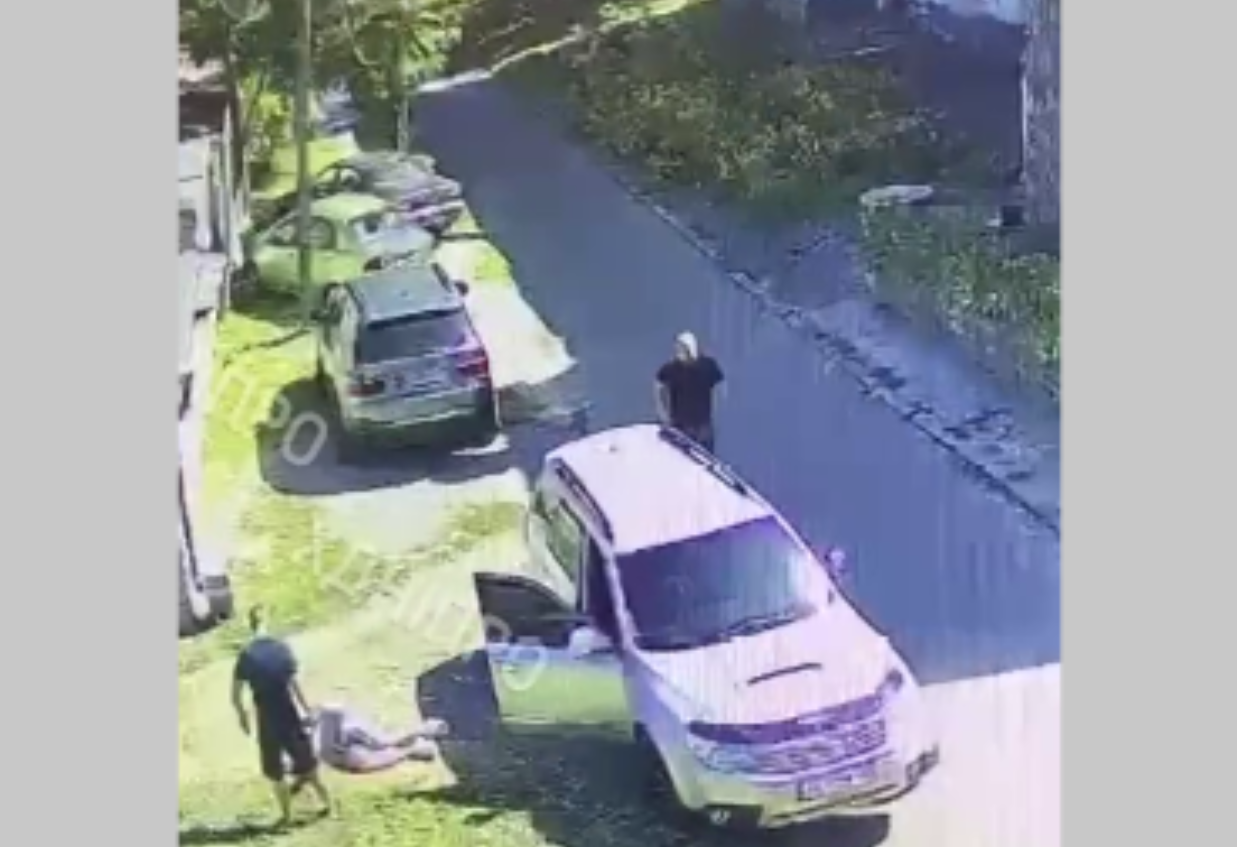 Мужчина пытался выхватить у стрелявшего пистолет, но получил пули в упор. Скриншот видео